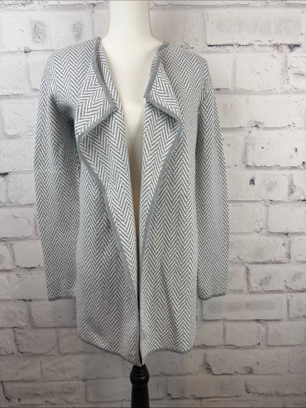 Vince Camuto Long Sleeve Open Drape Front Chevron Pattern Cardigan Gray White